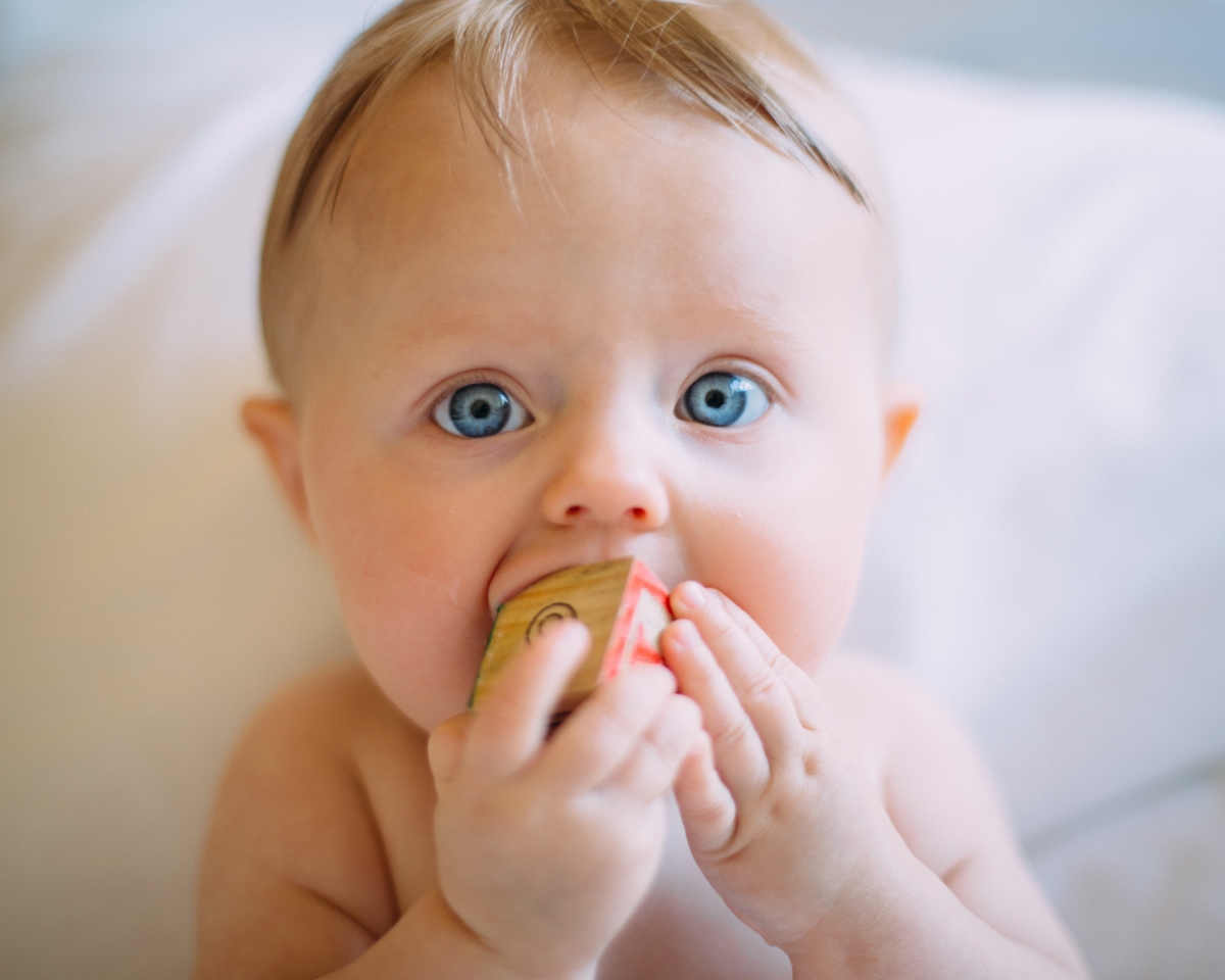 jeune enfant pendant un moment calme